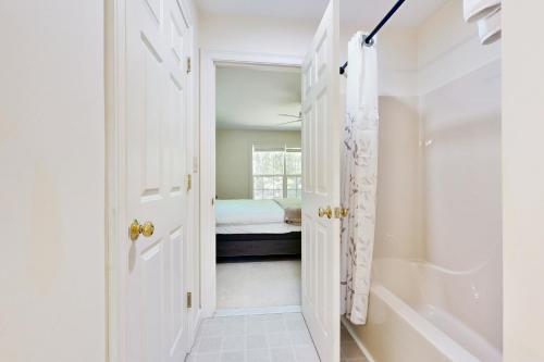 Una cama o camas en una habitación de Wiscasset Woodlands
