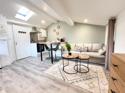 un salon avec un canapé et une table dans l'établissement Le Pré Vert - Tournon, à Tournon-sur-Rhône