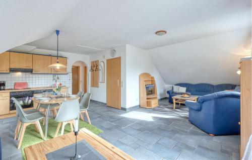 un salon avec une cuisine et une salle à manger dans l'établissement 2 Bedroom Nice Apartment In Boiensdorf, à Boiensdorf