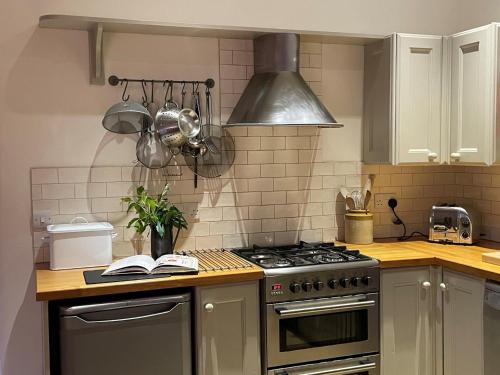 Η κουζίνα ή μικρή κουζίνα στο 1 Bed in Ullswater 94065