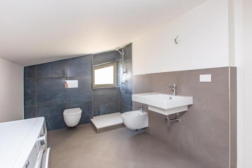 パッティにあるSeaview Apartment 2の洗面台とトイレ付きのバスルーム
