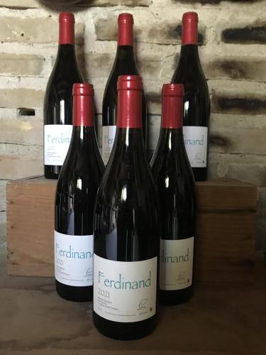 quatre bouteilles de vin rouge disposées côte à côte dans l'établissement La Glacière, ostalarià agricol, à Tresques