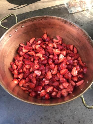 une marmite pleine de fraises sur une cuisinière dans l'établissement La Glacière, ostalarià agricol, à Tresques