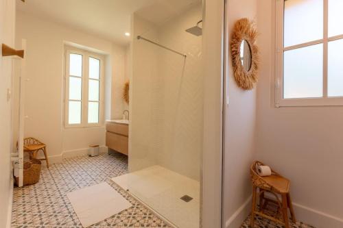 une salle de bain avec douche et lavabo dans l'établissement Proche Océan - Villa Fioretti -, à Noirmoutier-en-l'lle