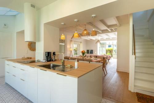 une cuisine avec un évier et un plan de travail dans l'établissement Proche Océan - Villa Fioretti -, à Noirmoutier-en-l'lle