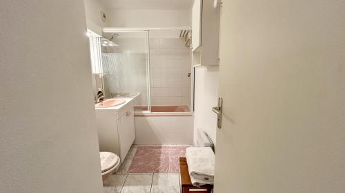 une salle de bain avec toilettes, lavabo et baignoire dans l'établissement Wild Berry, oasis de tranquilité pour 4 personnes, au Crotoy