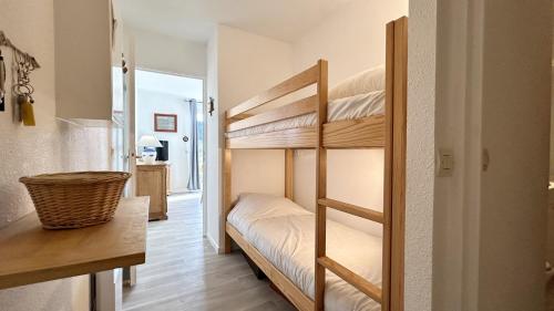 - une chambre avec des lits superposés dans l'établissement Wild Berry, oasis de tranquilité pour 4 personnes, au Crotoy