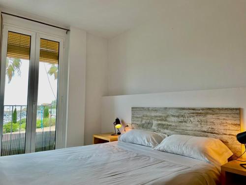 Posteľ alebo postele v izbe v ubytovaní Apartamentos Port Marina