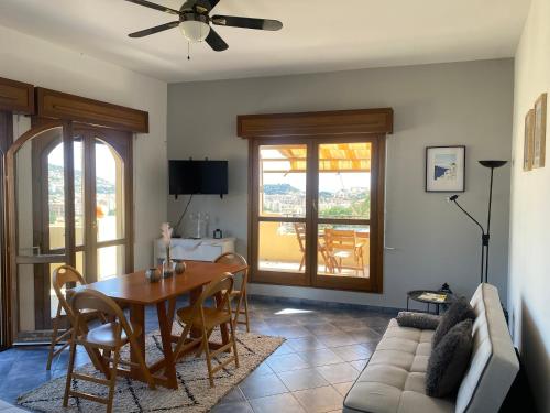 un salon avec une table et un canapé dans l'établissement APPARTEMENT-NICE 01 VUE MER - PANORAMIQUE WIFI-Parking, à Nice