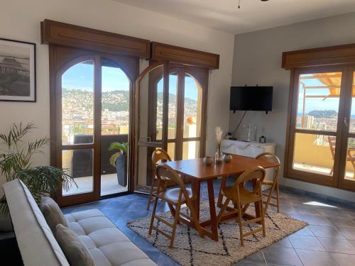 un salon avec une table et un canapé dans l'établissement APPARTEMENT-NICE 01 VUE MER - PANORAMIQUE WIFI-Parking, à Nice