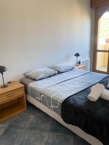 une chambre avec un grand lit et deux tables de nuit dans l'établissement APPARTEMENT-NICE 01 VUE MER - PANORAMIQUE WIFI-Parking, à Nice