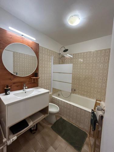 une salle de bain avec un lavabo, des toilettes et un miroir dans l'établissement Studio à deux pas de la mer, à Nice