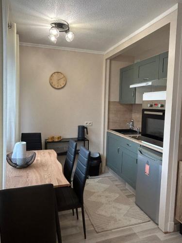 une cuisine et une salle à manger avec une table et des chaises dans l'établissement Studio à deux pas de la mer, à Nice