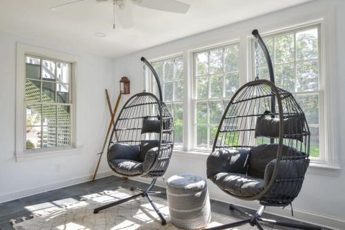 Χώρος καθιστικού στο Roof Deck, Walk to Forest Beach, Fire Pit!