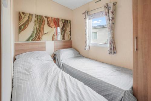 Postel nebo postele na pokoji v ubytování Sunscape Lodge