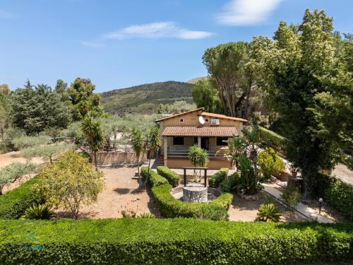 una casa en medio de un jardín en Villa Cocos, en Casteldaccia