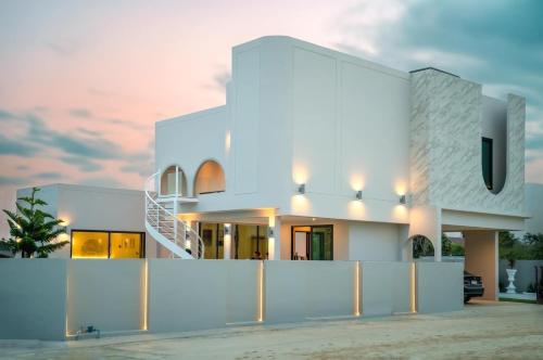 Afbeelding uit fotogalerij van Baan Charoenjai Poolvilla Cha-am in Cha Am