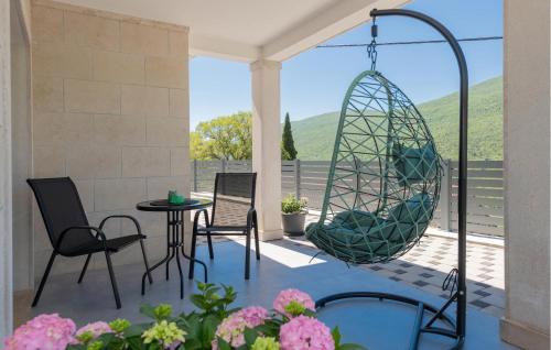 een patio met stoelen, een schommel en een tafel bij Stunning Home In Poljica With Kitchen in Poljica