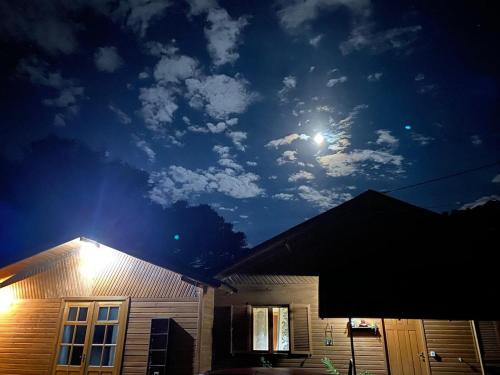 Edificio en el que se encuentra la habitación en casa particular
