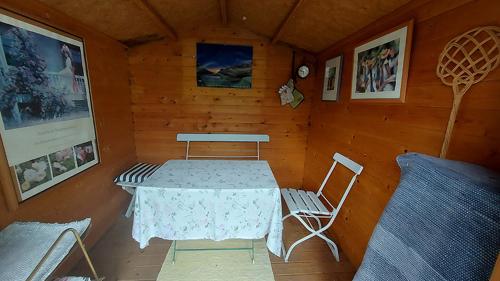 a room with a table and chairs in a cabin at Ferienwohnung Grünwald in Grünwald