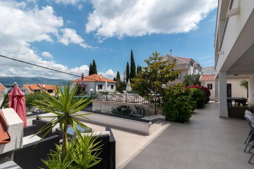 Maca Apartments & Suites with Heated pool near beach 50m