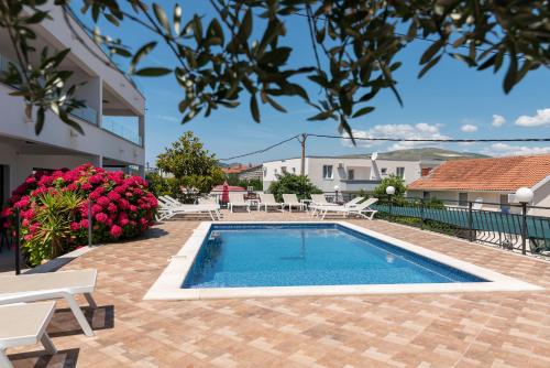 Maca Apartments & Suites with Heated pool near beach 50m