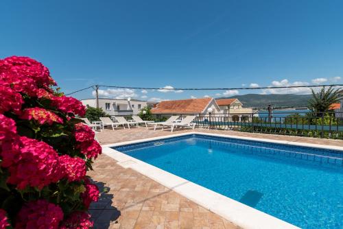 Maca Apartments & Suites with Heated pool near beach 50m