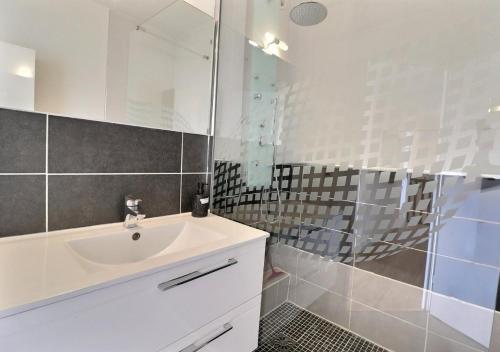 une salle de bain blanche avec un lavabo et une douche dans l'établissement Le Factory - Grand & Lumineux - Mon Groom, à Troyes