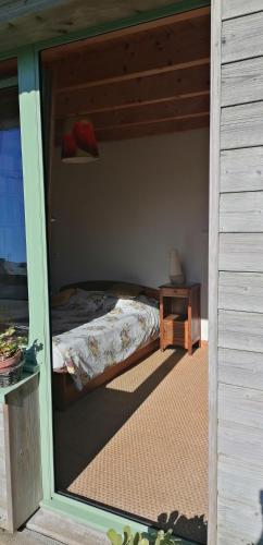 une petite chambre avec un lit et une table dans l'établissement Bouquin-couette, à Plouguerneau