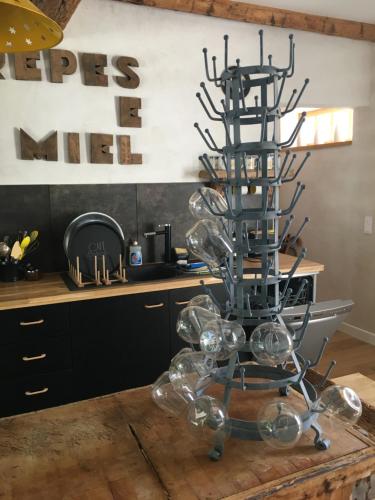 un casier à vin en verre posé sur un comptoir de cuisine dans l'établissement Domaine de Charme - Drôme Provençale - Grignan, à Roussas