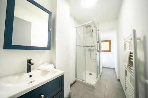 une salle de bain blanche avec une douche et un lavabo dans l'établissement Le Pampille, Grand T2, Climatisé, Centre ville, à Montpellier