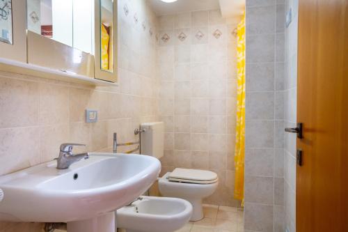 カスティリオーネ・デッラ・ペスカーイアにあるAppartamento vista mare Castiglioneの洗面台とトイレ付きのバスルーム