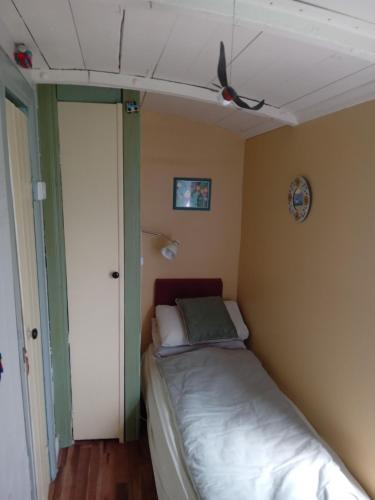 Ένα ή περισσότερα κρεβάτια σε δωμάτιο στο Little Green Carraige