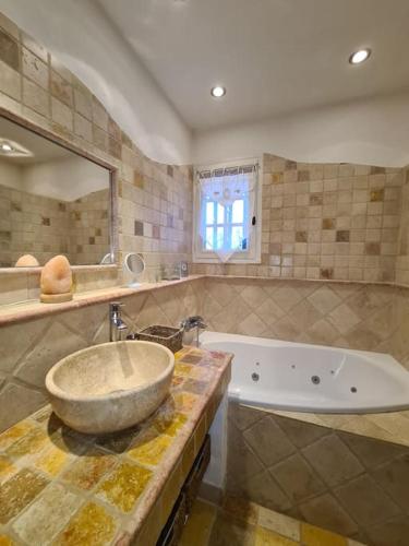 une salle de bain avec un lavabo et une baignoire dans l'établissement La Villa St Antoine, à LʼIsle-sur-la-Sorgue