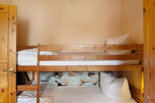 a bunk bed with stuffed animals in a room at Krüseliner Mühle - Ferienwohnungen in Krüselin