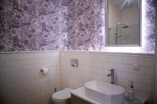 a bathroom with a toilet and a sink and a mirror at Stara Szkola - Wielki Medromierz 59 in Wielki Modromierz