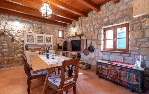Μια τηλεόραση ή/και κέντρο ψυχαγωγίας στο Gorgeous Home In Vinjerac