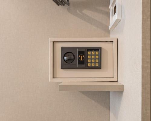 a wall mounted digital clock on a wall at Hotel Bogart Milano in Milan
