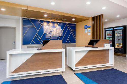Holiday Inn Express & Suites Tampa Stadium - Airport Area, an IHG Hotel Image