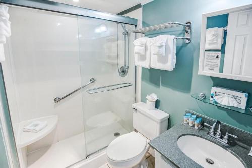 une salle de bains avec douche, toilettes et lavabo dans l'établissement Beach Bound 3rd Floor Resort View Lodge Room, à Pawleys Island