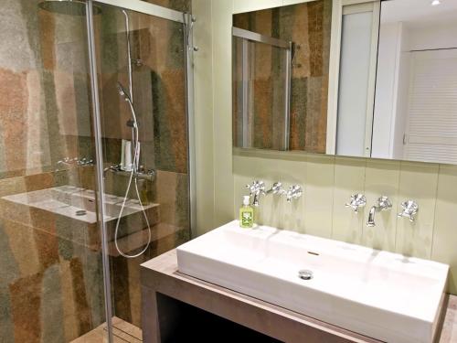 une salle de bain avec un lavabo et une douche dans l'établissement La Maison de la Sirene, à Les Sables-dʼOlonne