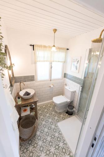a bathroom with a toilet and a sink at Romantisches Cottage mit Sauna, Terrasse & Natur in Münchsteinach