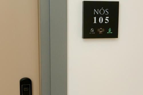 Un certificado, premio, letrero u otro documento en NÓS Luxury Rooms Shkoder