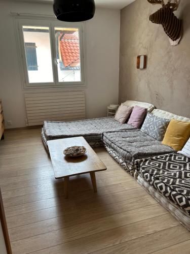 un salon avec un canapé et une table dans l'établissement Deluxe and luminous apartment front of the sea, à Capbreton