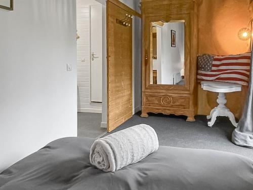 une serviette posée sur un lit dans une chambre dans l'établissement Le Clos des Écorcins - Terrasse - Parking privé, à Saint-Amand-sur-Sèvre