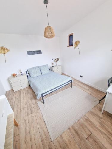 une chambre avec un lit et un parquet dans l'établissement Gîte Chez Bisset_2chambres 4personnes, à Lezoux