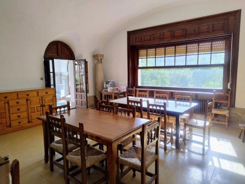 a dining room with a table and chairs and a window at Chavarri Etxea, casa indiana XBI00149 in Biáñez