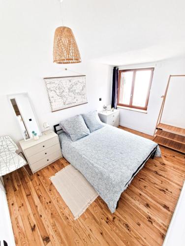 une chambre avec un lit et un parquet dans l'établissement Gîte Chez Bisset_2chambres 4personnes, à Lezoux