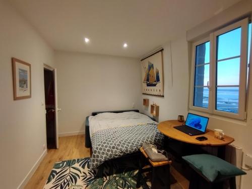 Postel nebo postele na pokoji v ubytování Appartement moderne, vue mer