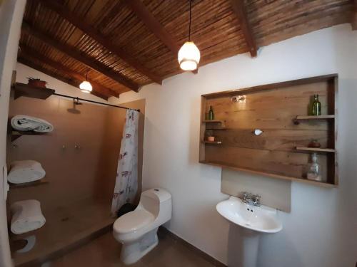 a bathroom with a toilet and a sink at hotel y restaurante mirador aires de la sierra, minca in Minca